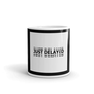 "Just Delayed" Logo Blanc fond noir Mug Blanc Brillant