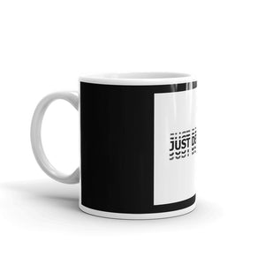 "Just Delayed" Logo Blanc fond noir Mug Blanc Brillant